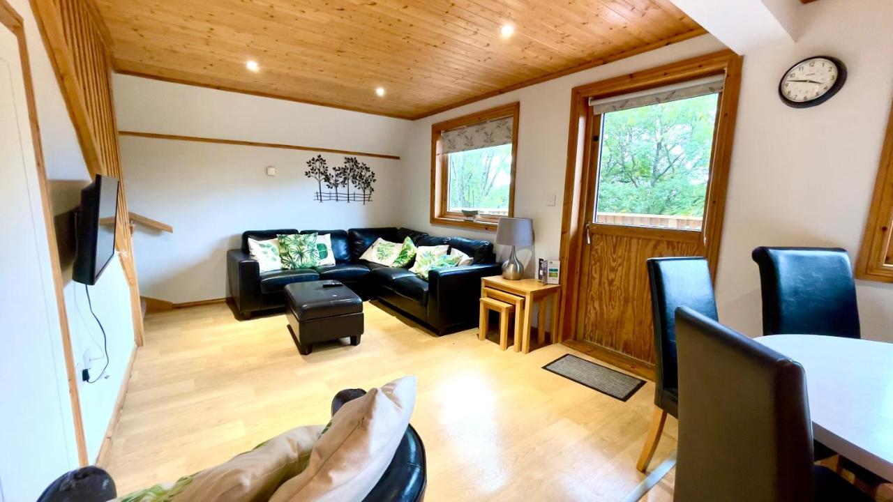 Spacious Primrose Lodge For 6 With Hot Tub At A Spa Resort Chudleigh Luaran gambar