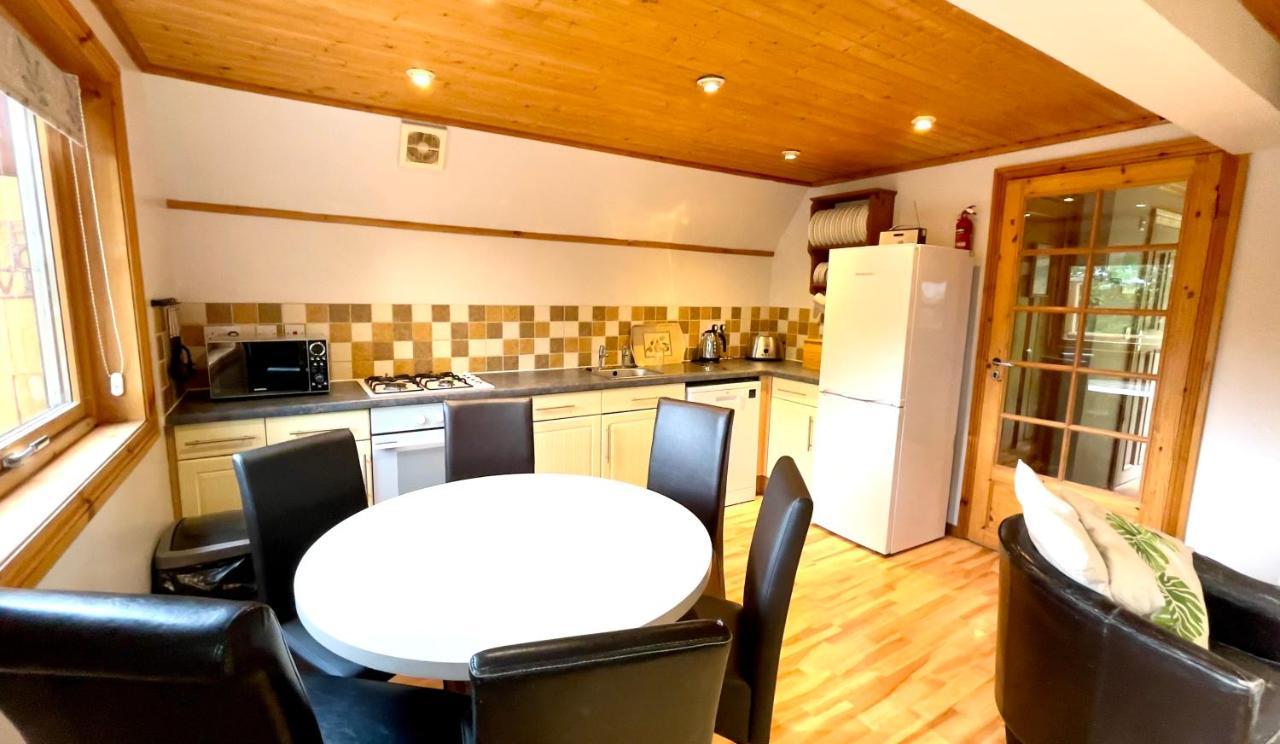 Spacious Primrose Lodge For 6 With Hot Tub At A Spa Resort Chudleigh Luaran gambar